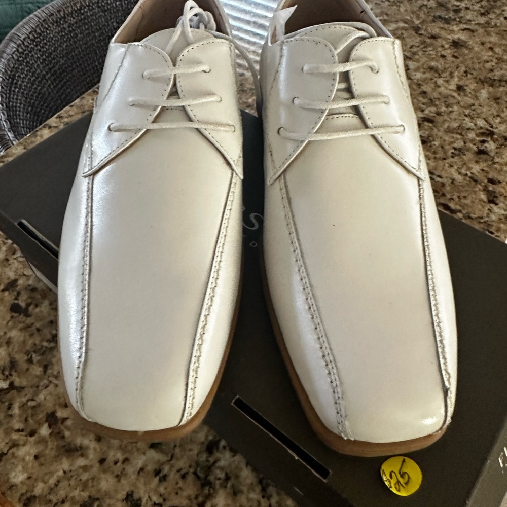 Boys white dress shoes, size 6 1/2